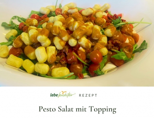 Pesto-Salat mit Topping